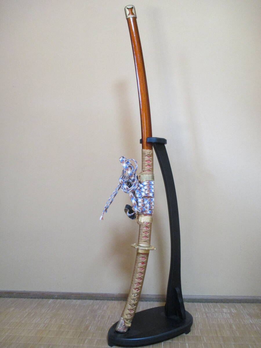 ☆高級武具・刀装具・模造刀/レプリカ☆陣太刀☆黒塗り立掛け台付き☆ゆうパック発送☆お部屋の品格が格段に上がります☆10-7☆拍卖