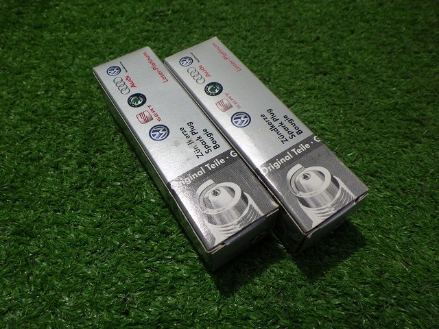 未使用品 アウディ A6 NGK スパーク プラグ 2本 4FAUKS PFR7W 101905621 251017202拍卖