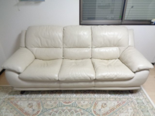■IDC 大塚家具■ 3人掛け本革ソファ W2100xD900xH900 アイボリーカラー■東京都葛飾区■拍卖