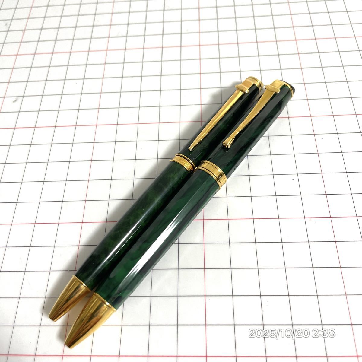 1000円〜 美品 CARANd' ACHE カランダッシュ 中軸 太軸 ツイスト式 グリーン×ゴールド ボールペン 筆記具 2点セット拍卖