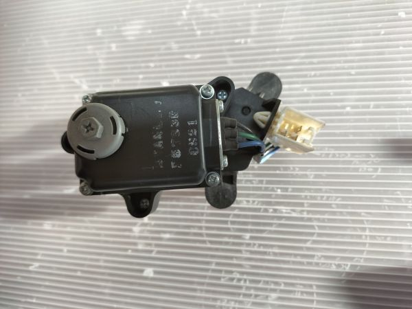 ★ マツダ ボンゴ 右ライトレベライザー SKP2V 右側 ★  純正中古部品 自管理5ta352拍卖