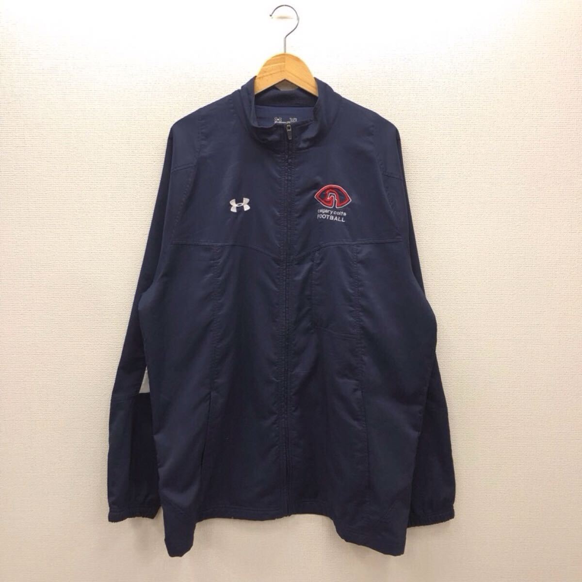 【GJ067】UNDER ARMOUR XLサイズ ウィンドブレーカー ネイビー 袖口ゴム ブランド古着 アンダーアーマー スポーツ フットボール 送料無料拍卖