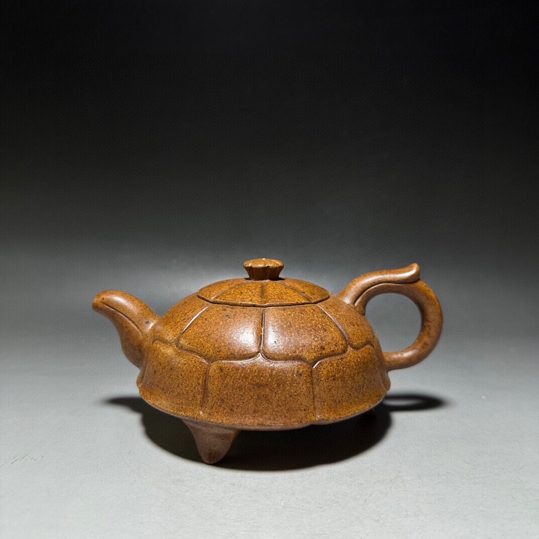 【超珍館蔵】紫砂壺 三角菱花壺 顧景舟款 紫砂 茶具 茶道品 置物 賞物 古賞物 古董品 古美術品 時代物 旧家蔵出 稀少珍蔵品拍卖