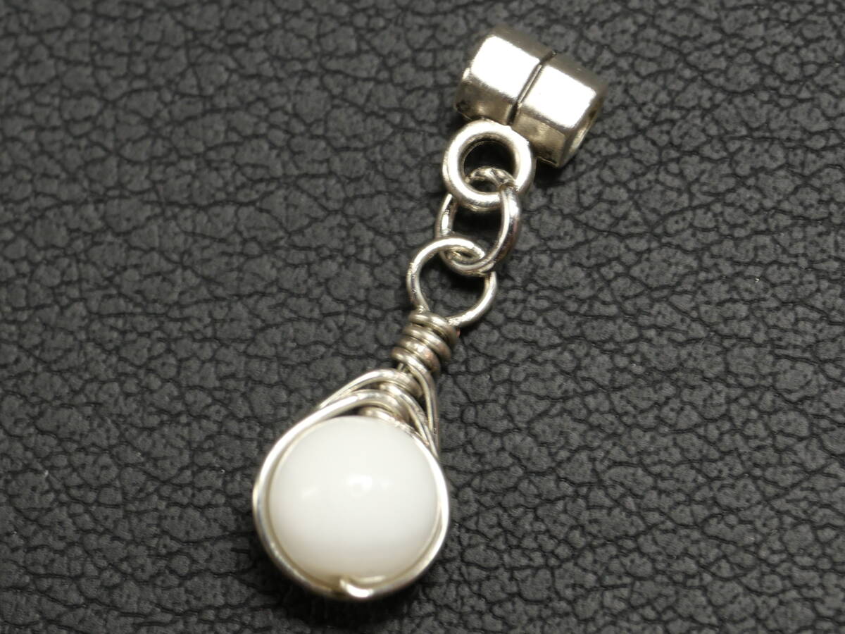 ワイヤーラッピングホワイトオニキスの華やかなペンダントトップ 498拍卖