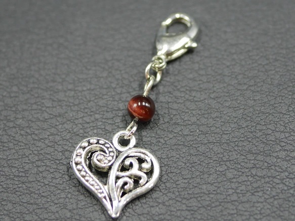 レッドタイガーアイ×ハートの大人可愛いチャーム 561拍卖