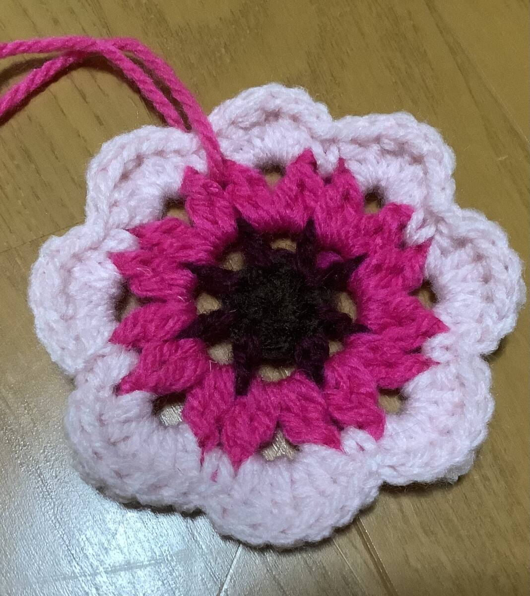 ピンク系 ドイリー モチーフ 毛糸  1枚 直径約10cm 吊るして飾れます インテリア 雑貨 ラッピング 素材 パッチワーク風拍卖