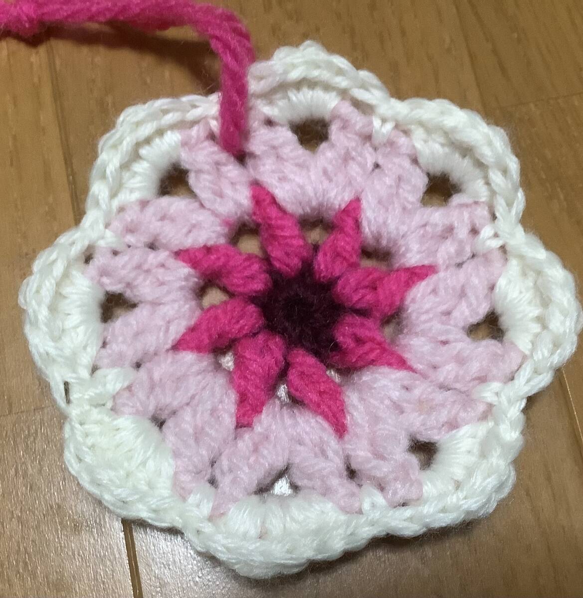 ピンク系 ドイリー モチーフ 毛糸  1枚 直径約9cm 吊るして飾れます インテリア 雑貨 ラッピング パッチワーク風拍卖