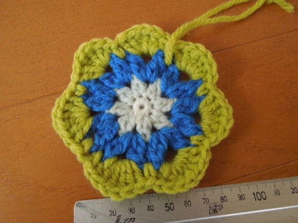 グリーンB ドイリー モチーフ 毛糸  レトロポップ 1枚 直径約9、5cm 吊るして飾れます インテリア 雑貨 ラッピング 素材 材料拍卖