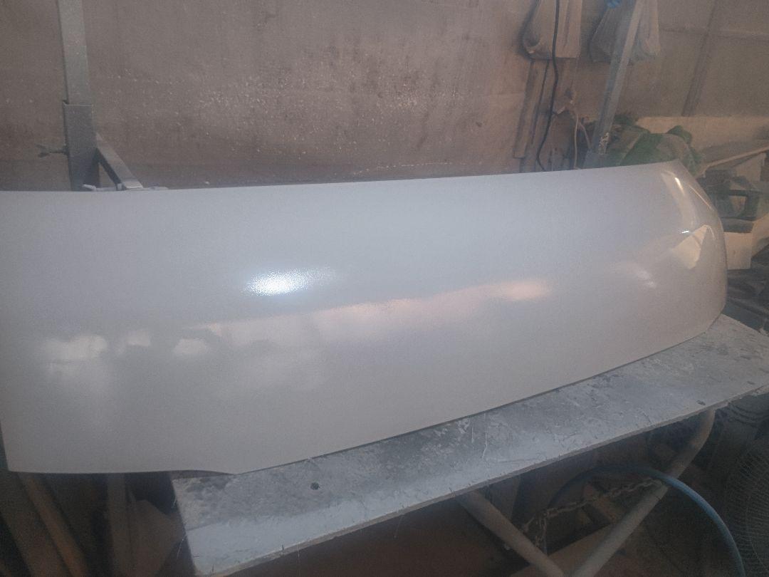 ハイエース200系ナローボディ 純正ボンネットエンブレムレス、下部フラット加工スムージング 下の出っ張りカット加工拍卖