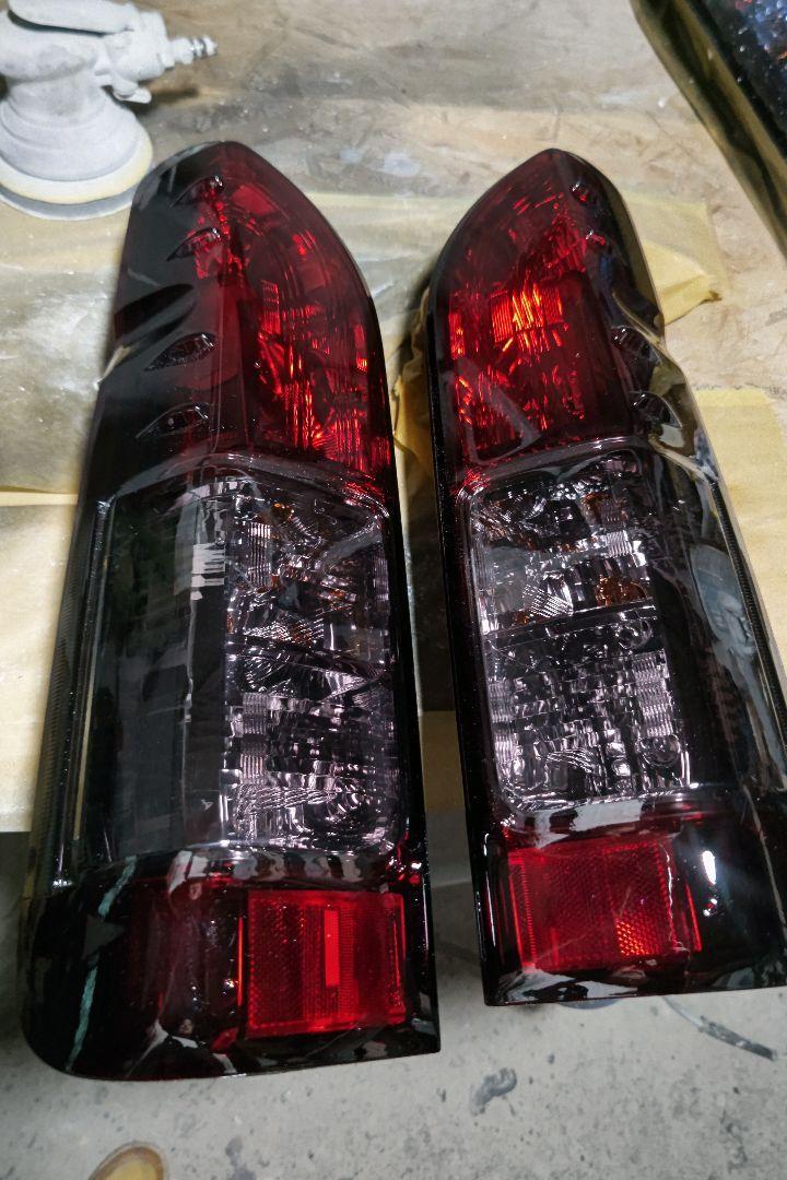 ハイエース200系 純正納車外しテールベース キャンディブラックスモーク塗装 ダークブラウン仕様。ダークブラウン様にしてあります。拍卖