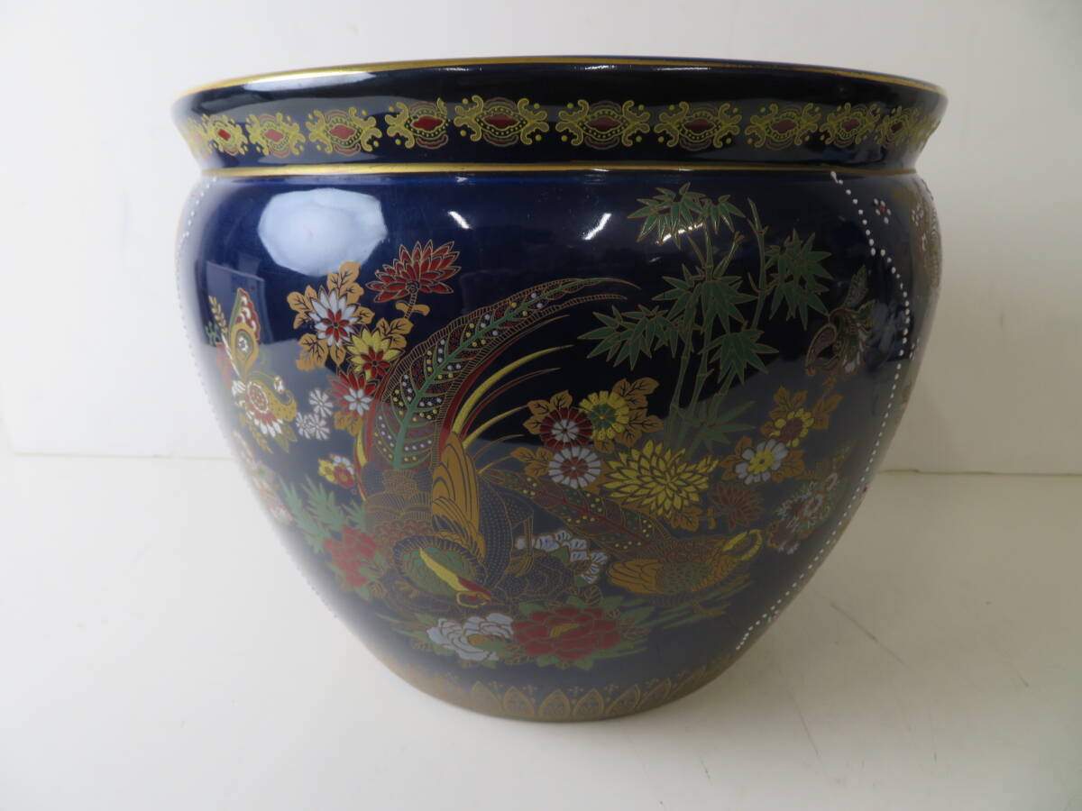 ▽陶器 火鉢 メダカ鉢 金魚鉢 睡蓮鉢 花鳥図 尾長鳥 鶴 牡丹 高さ約24cm 直径約30cm 口径約23cm 九谷 濃紺拍卖