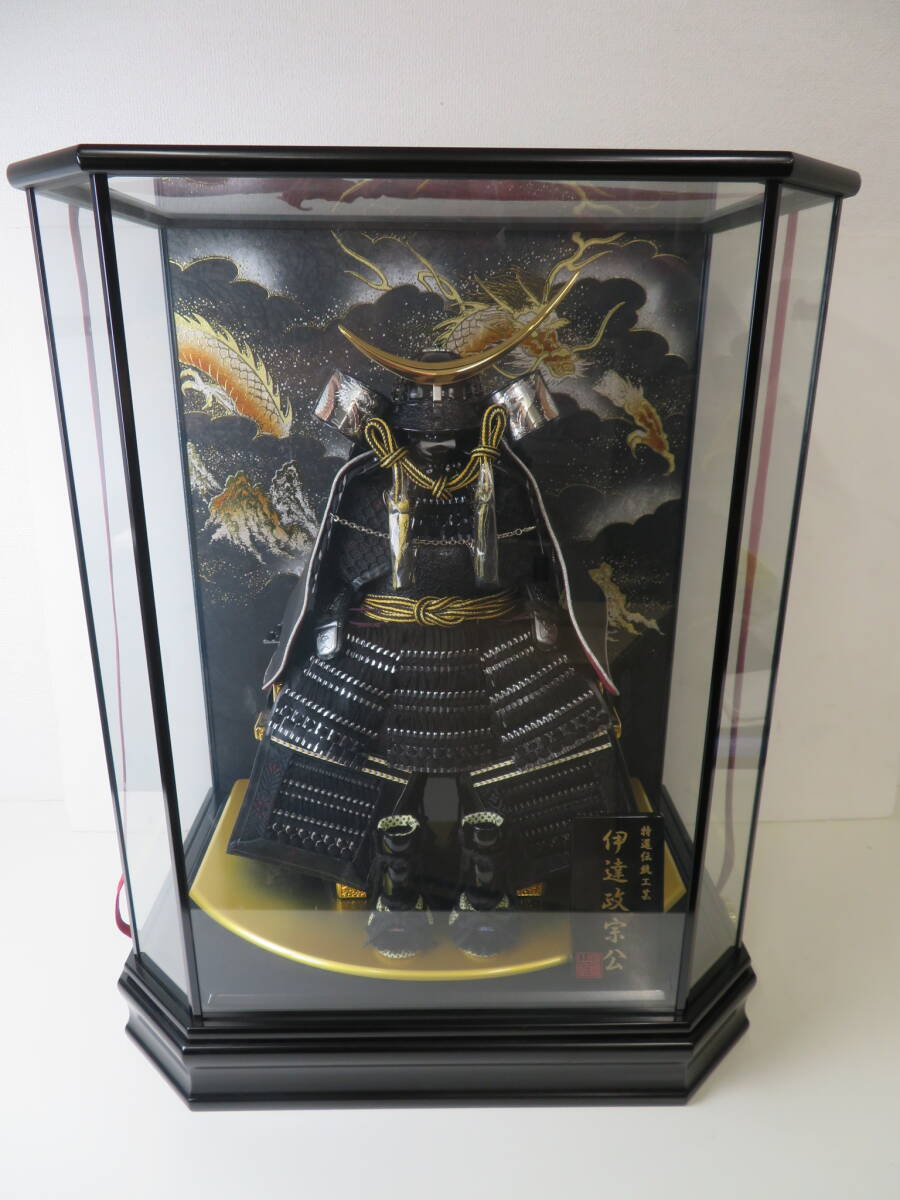 ▽伊達政宗 伊達鎧 5号 G780 特撰伝統工芸 銘あり オルゴール付き 五月人形 ガラスケース入り 高さ約60.5cm拍卖