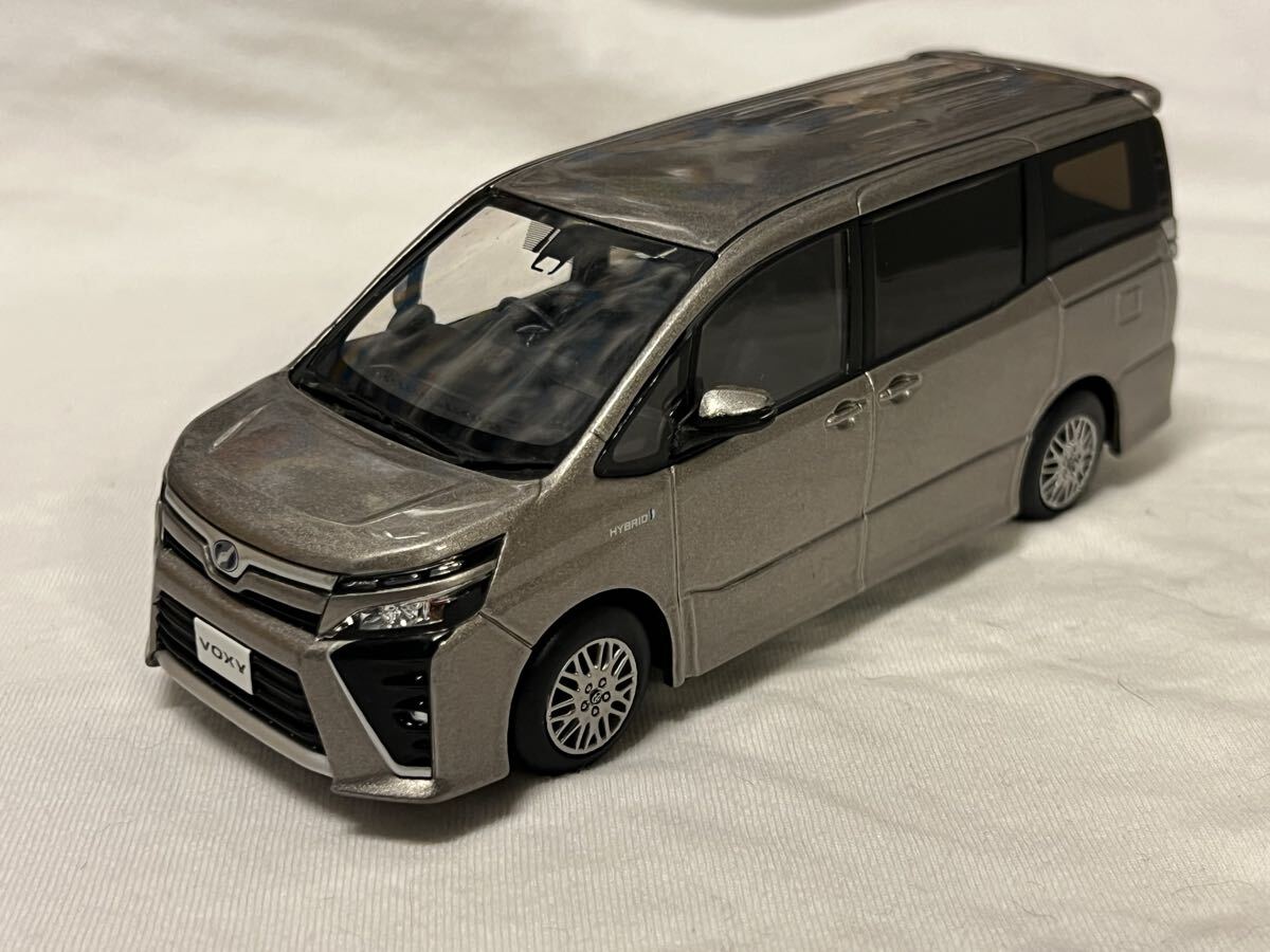 非売品 1/30 トヨタ カラーサンプル ミニカー ヴォクシー 80系 ZS ハイブリッド 4V8 アバンギャルドブロンズメタリック拍卖