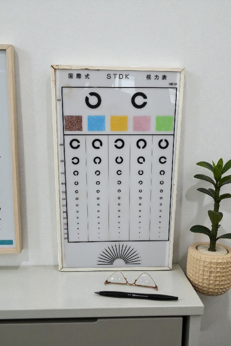 ○1980年代 視力検査器(視力表)ライト点灯します。 「STDK 国際式 視力表」 古道具のgplus広島2510k拍卖