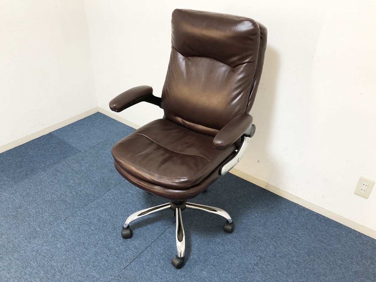 デスクチェア AMR-1026 ダークブラウン 肘跳ね上げ式 オフィスチェア 360°回転式 ガス圧昇降・ロッキング機能搭載 パソコンチェア拍卖