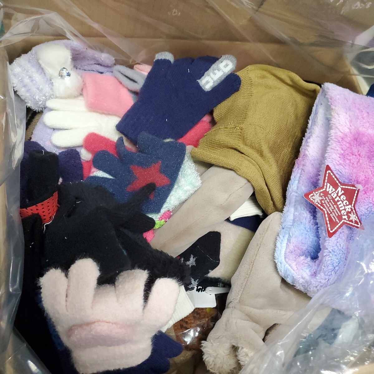 ★未使用 訳あり 防寒グッズ まとめ売り 手袋 ニット帽 ネックウォーマー 防寒 冬 子供サイズ 手袋多め ほつれ汚れ 片方のみなど 275-28拍卖