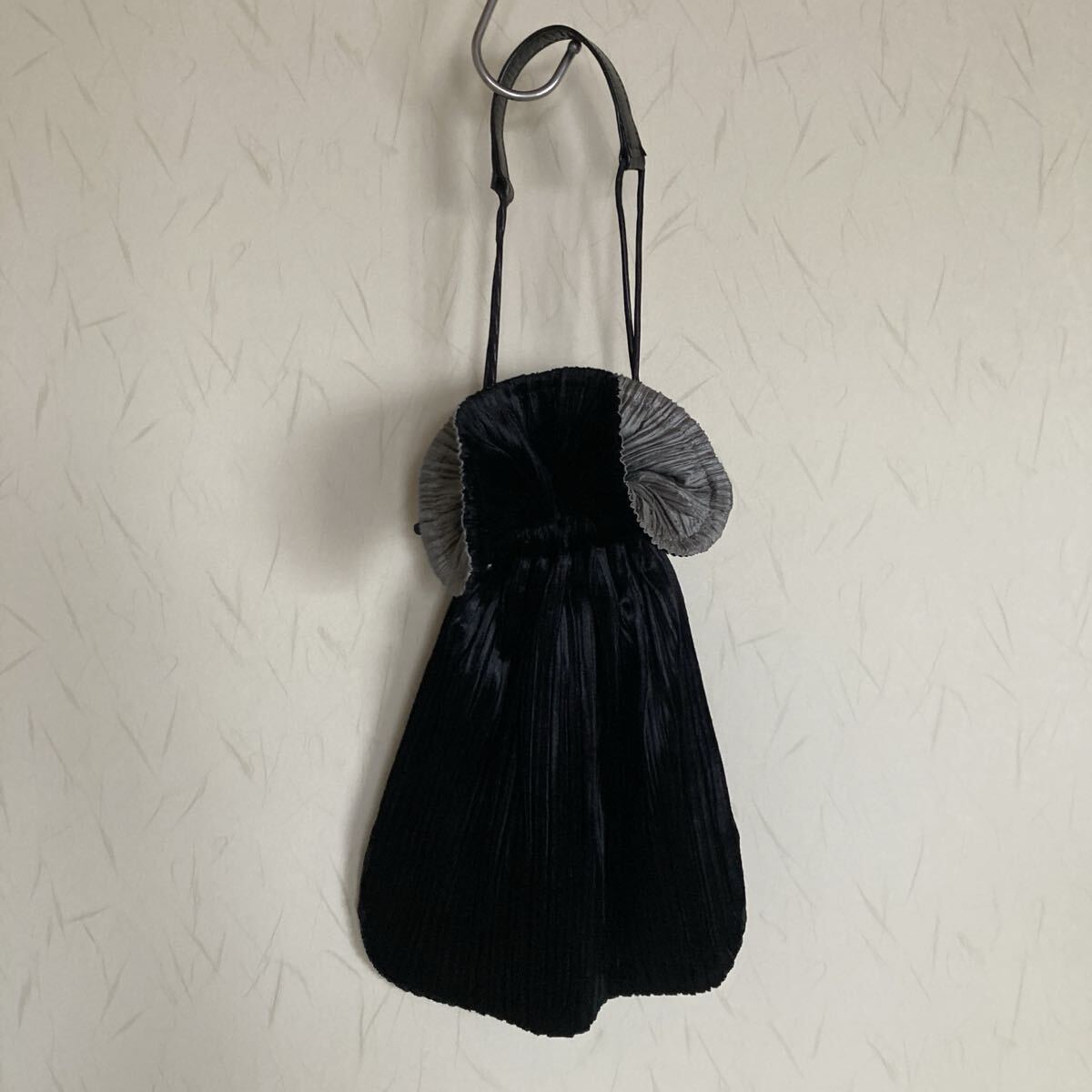 イッセイミヤケ プリーツデザイン 巾着ハンドバッグ 黒とグレー拍卖