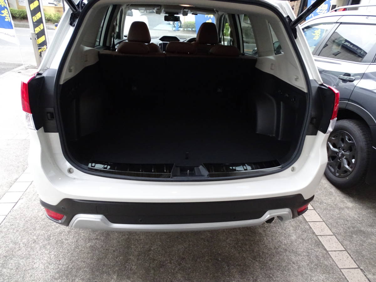 売り切り!現行 スバル フォレスター SK9 リアインナーラゲッジガード スカッフプレート ブロンズブラック 黒 ラゲッジルーム 貼り付け拍卖