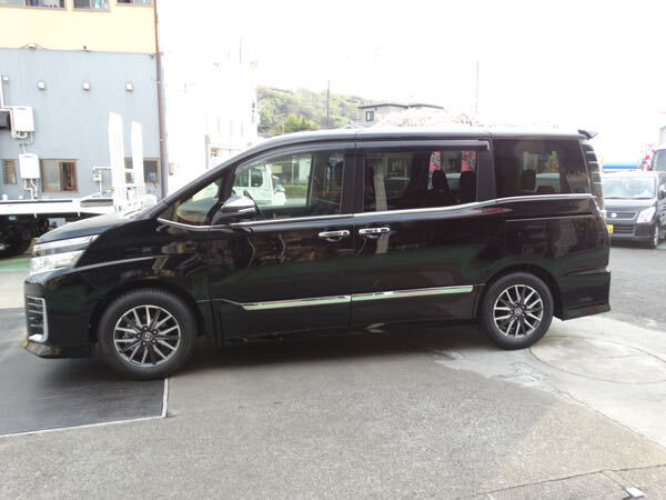 売り切り!ノア ヴォクシーエスクアイア80系85系サイドメッキ純正ドアパネル上メッキモールガーニッシュ左右4ピース未使用 前期後期共通拍卖