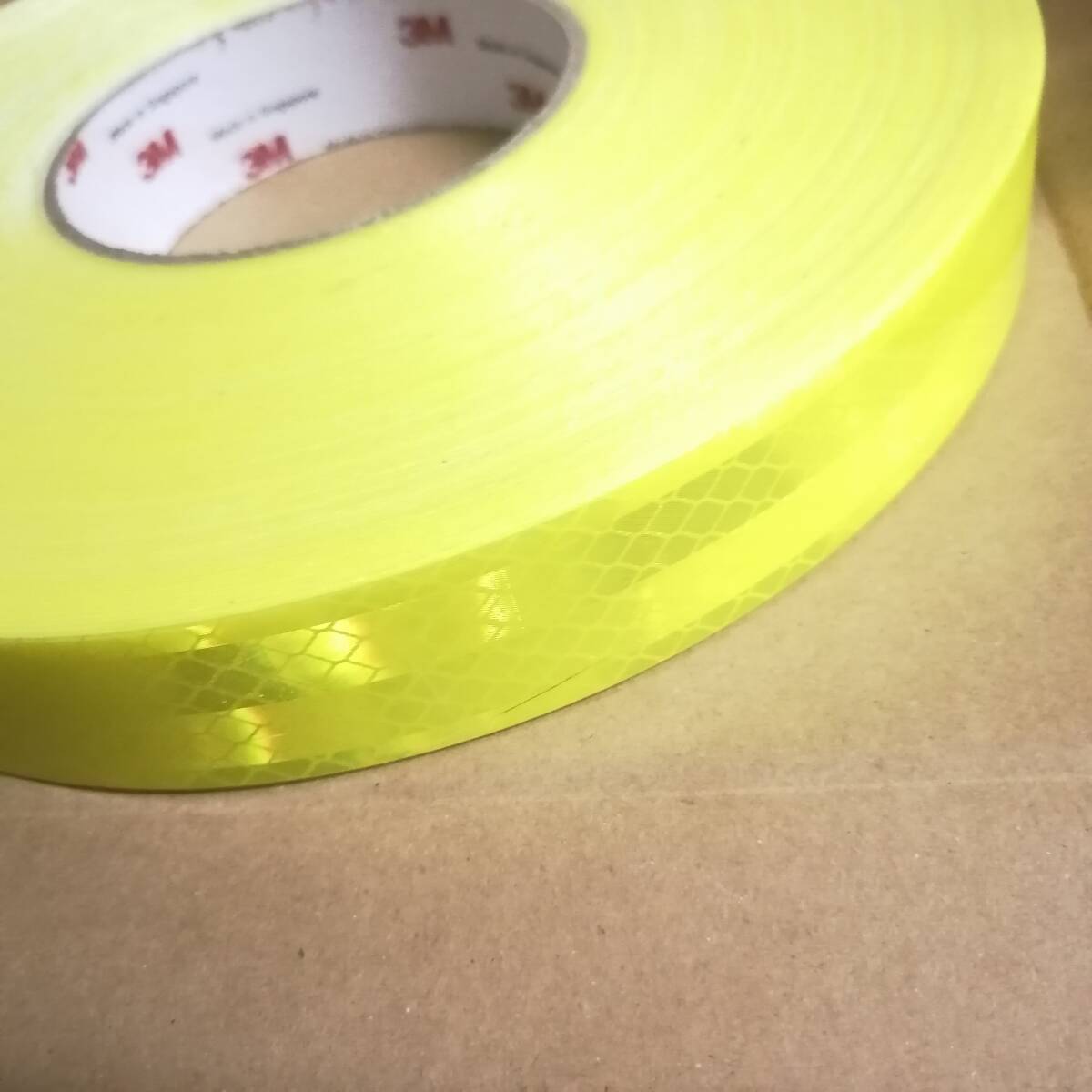 3M ダイヤモンドグレード反射シート 蛍光黄緑 PX9423 25.4mm 45.7m シート内部に高密度の三面体キューブを配し、入射光を光源方向に反射拍卖