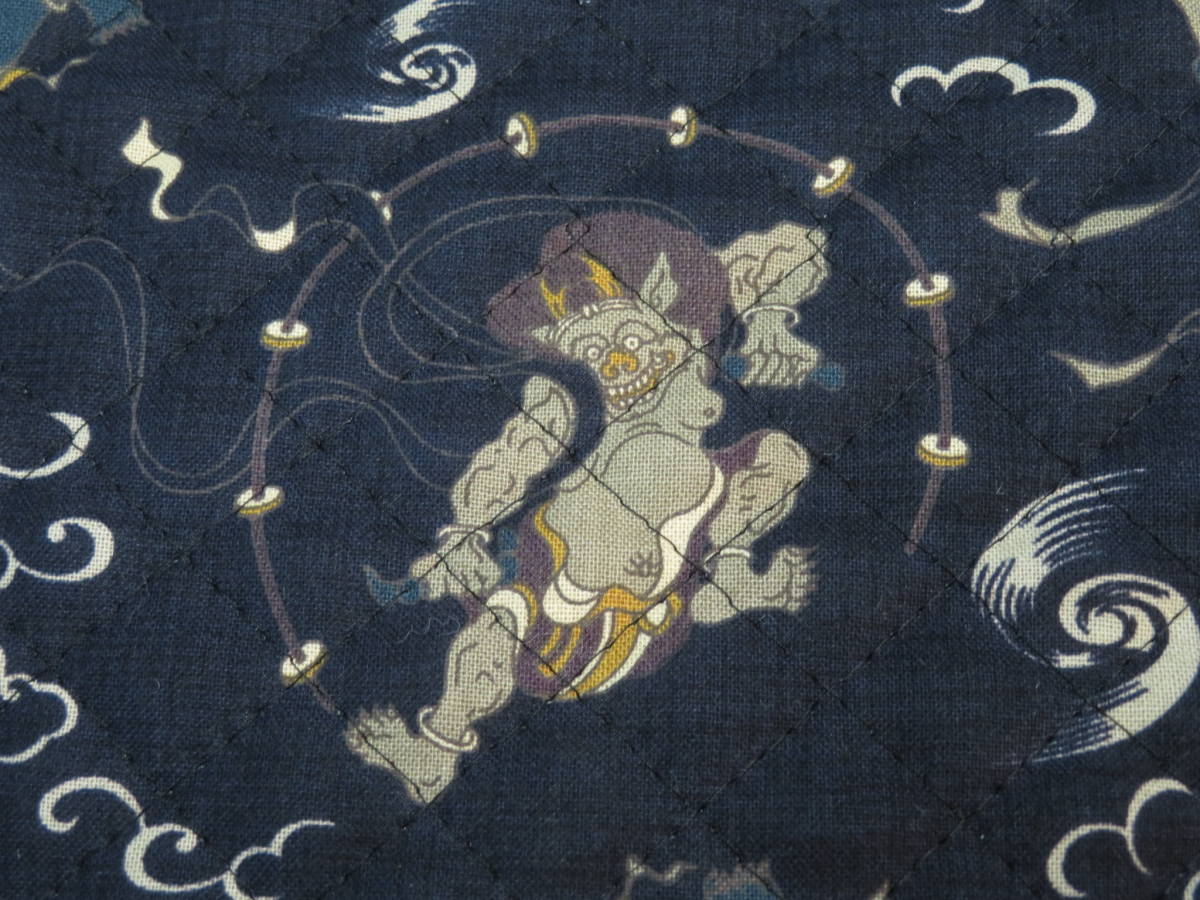 1m単位販売 キルティング (Q-93) 風神雷神柄 キルト 紺色 約106㎝幅 風神雷神 紺 和調 和柄 薄手 シーチング 布 生地 教材 日本製 安い拍卖
