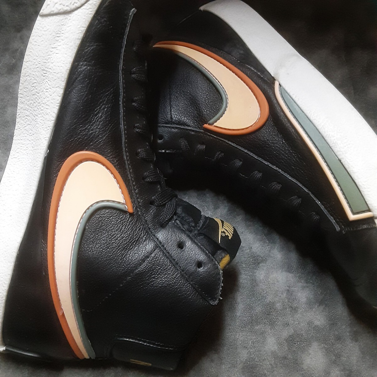 最値!定13200円!生産終了!立体クラシックスウォッシュ×シボレザーファブリック!ナイキ ブレザー 77 スニーカー!ブラック!黒橙色白 25.5cm拍卖