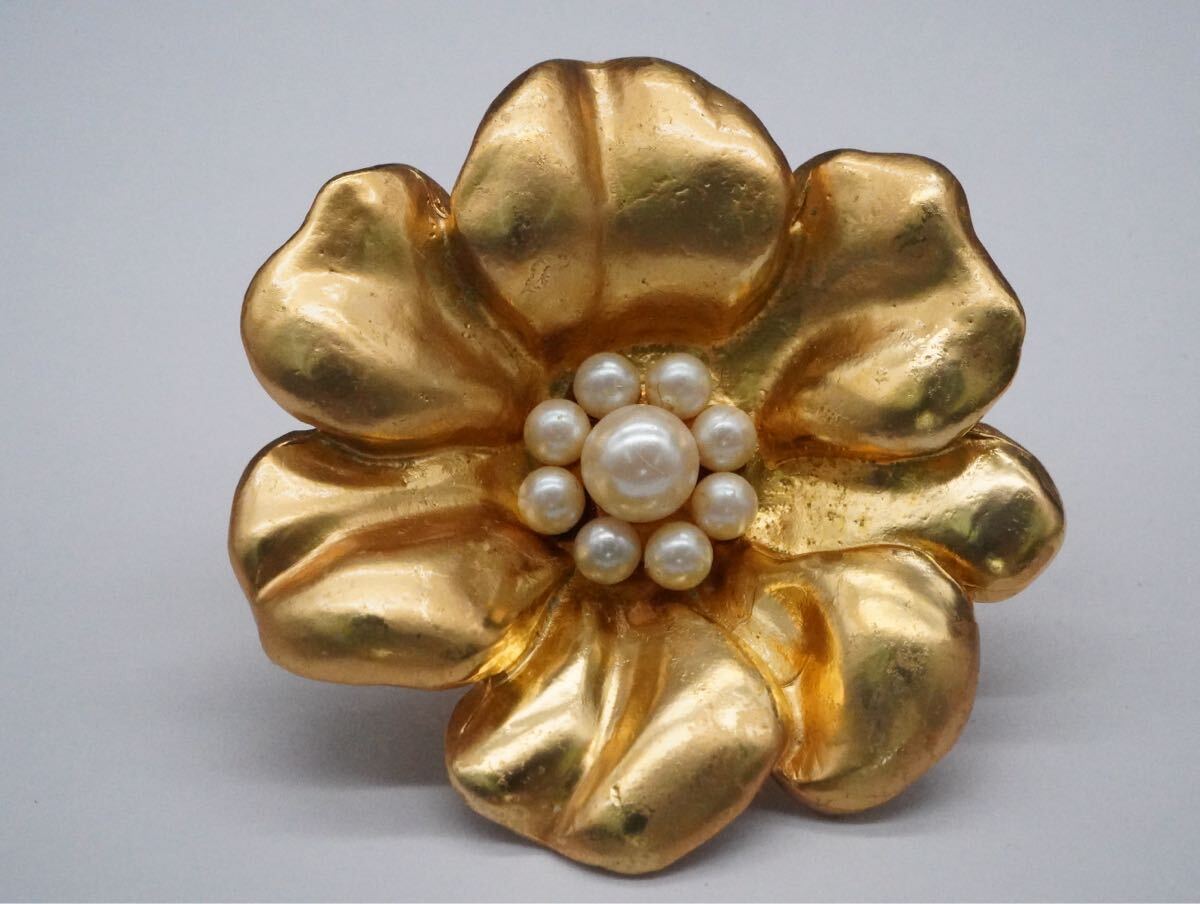 【590】KENZO ケンゾー フェイクパール 花 ブローチ アクセサリー TIA拍卖