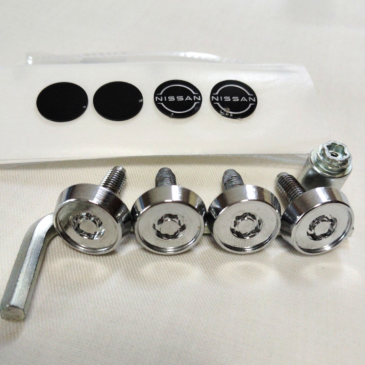 ③ 日産純正 ナンバープレートロックボルト 軽自動車用 4本セット ■ 日産ロゴステッカー シール付き 盗難防止 マックガード ニッサン拍卖