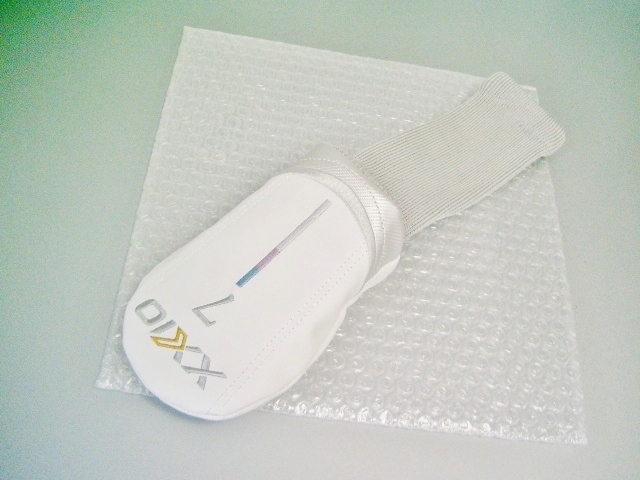 送料込み 未使用 XXIO ゼクシオ 13 レディース 合皮×ニット素材 細ストライプ 白シルバー 7W用カバー拍卖