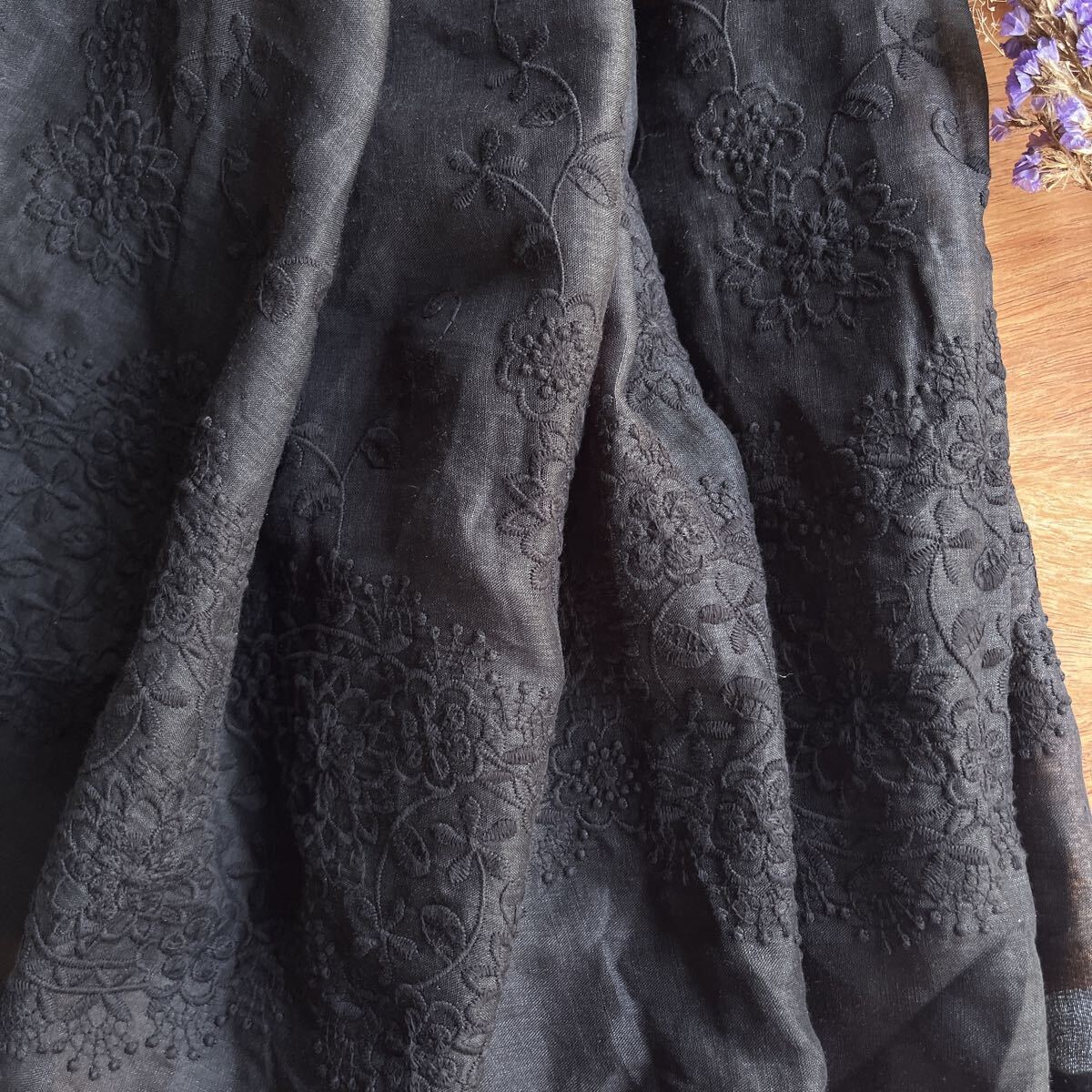 ラミーリネン生地 片耳刺繍フラワー ブラック 幅145×50cm延長可拍卖