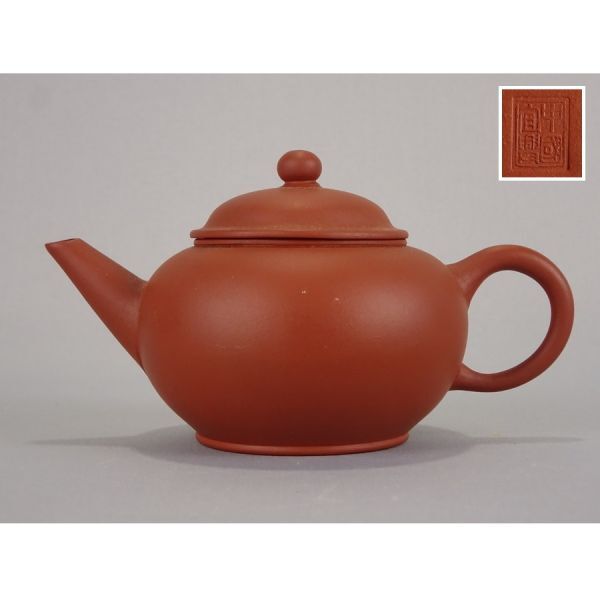 〔聖〕唐物 煎茶道具 身底 中国宜興 款 『 朱泥 大振 単孔 急須 』 紫砂壺 茶道具 煎茶 中国古玩 【早期壺 白泥 水平壷 孟臣 紫砂 紫泥】拍卖