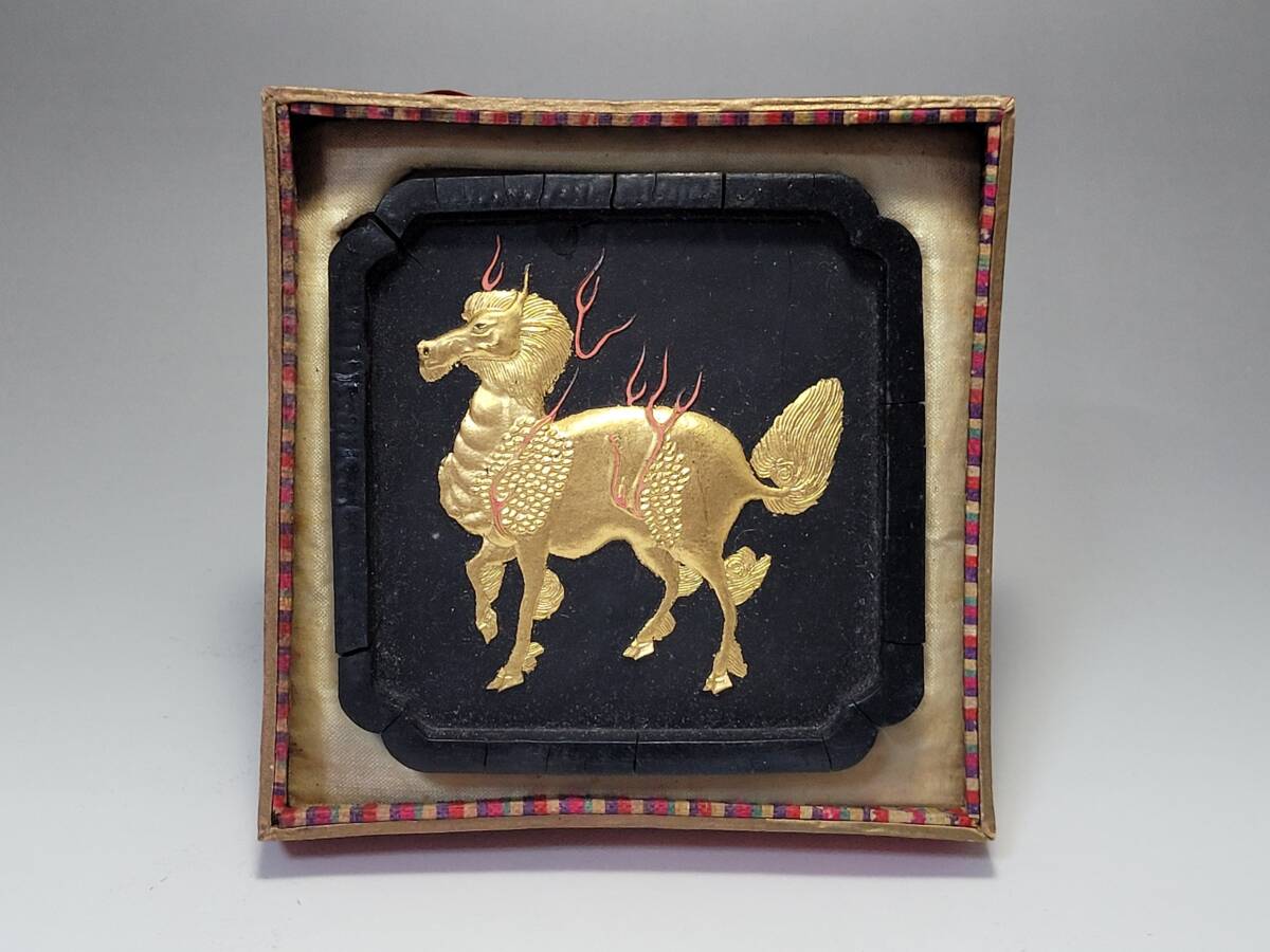 ● 幅 約 9.4cm 金彩の神獣麒麟の姿が精巧で素敵な 時代唐物「彈雲」銘 金彩陽刻 麒麟紋 古墨・明清時代 書道具 書画道具 文房具 古美術 ●拍卖