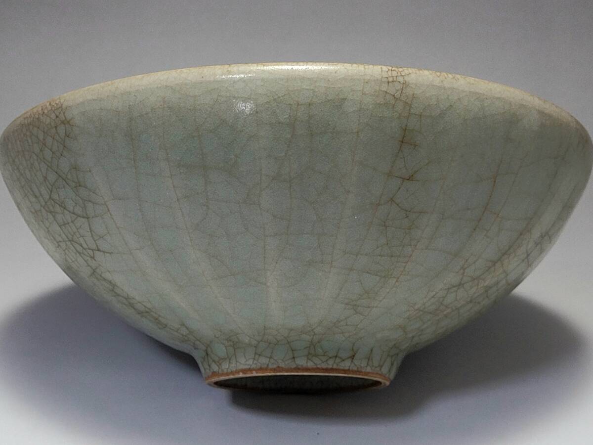 ● 幅 約 16.7cm 陽刻の蓮弁文が美しく 氷裂が風情を添える 時代唐物 青磁 蓮弁文 茶碗・宋元時代 盃 小碗 杯 盞 小鉢 茶道具 煎茶道具 ●拍卖