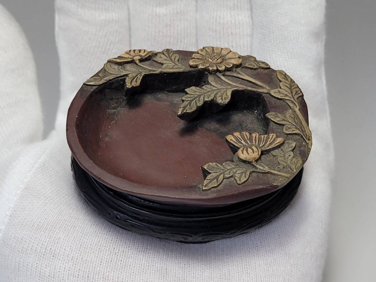 ● 幅 約 6.4cm 質の良い端溪硯石で花紋が美しく彫刻された 時代唐物 端溪石造 陽刻花紋 水滴 唐木座台 共箱・明清時代 書道具 書画道具 ●拍卖