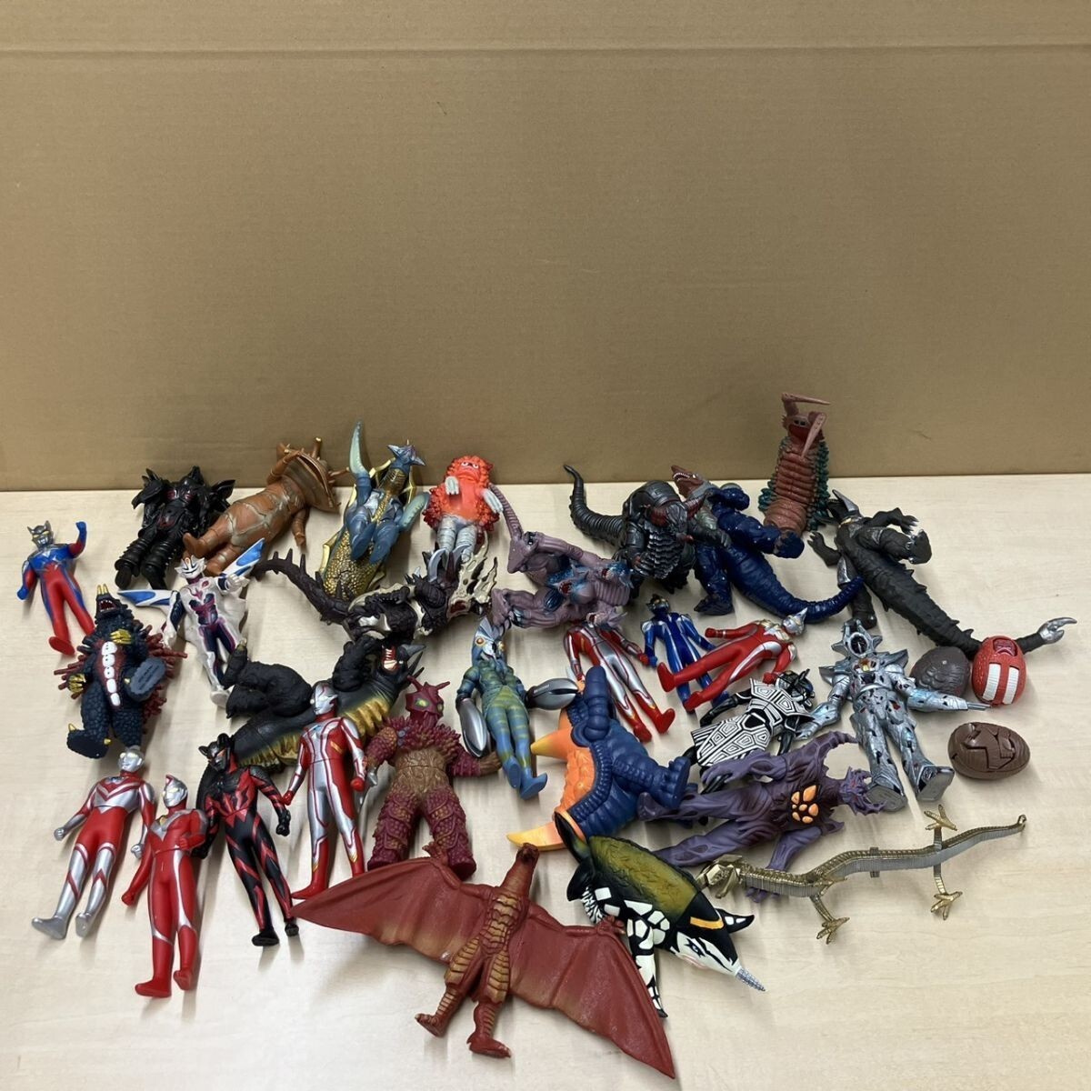 H698-M26-297BANDAIバンダイ おもちゃ まとめ フィギュア ソフビ人形 ウルトラヒーローシリーズ ウルトラ怪獣シリーズ ウルトラエッグ NC拍卖