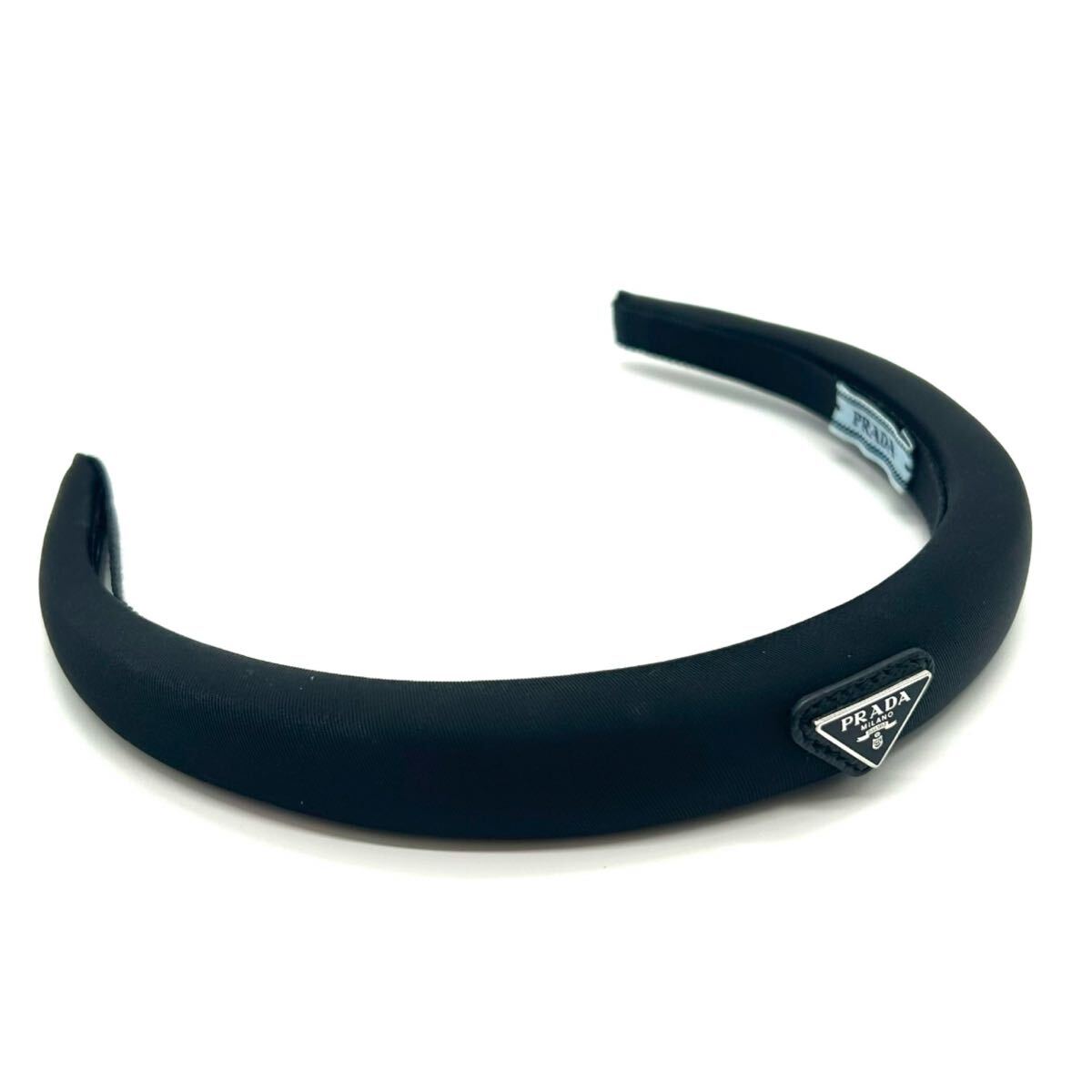 PRADA プラダ カチューシャ トライアングルロゴ Re-Nylon ブラック ナイロン 三角プレート ヘッドバンド ヘアアクセサリー拍卖