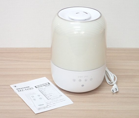 ●●MMT● 【店頭実演品 付属品完備】 超音波式 加湿器 リモコン付き ライト3段階 アロマオイルケース M.Z-N3.0(W) (管理MJ-701)拍卖