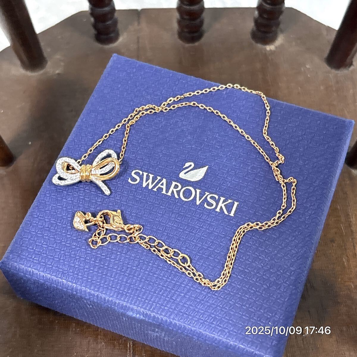 美品 SWAROVSKI スワロフスキー リボンモチーフ クリスタル ラインストーン ゴールド×シルバーカラー ネックレス アクセサリー 箱付き拍卖