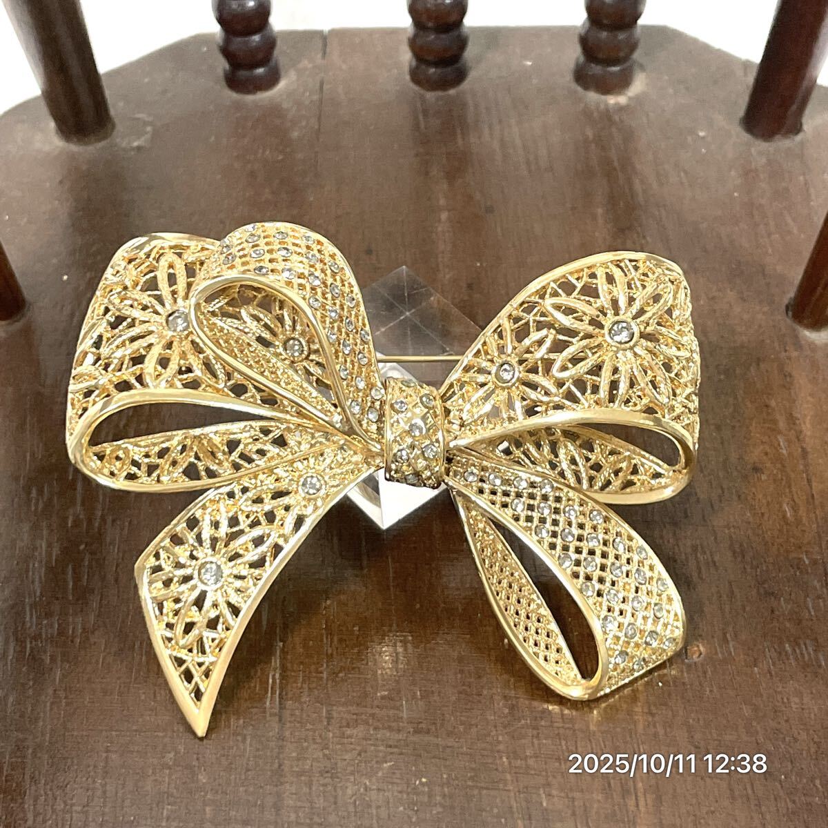 豪華 HANAE MORI ハナエモリ リボンモチーフ お花柄 ラインストーン ゴールドカラー ブローチ アクセサリー 装飾品拍卖