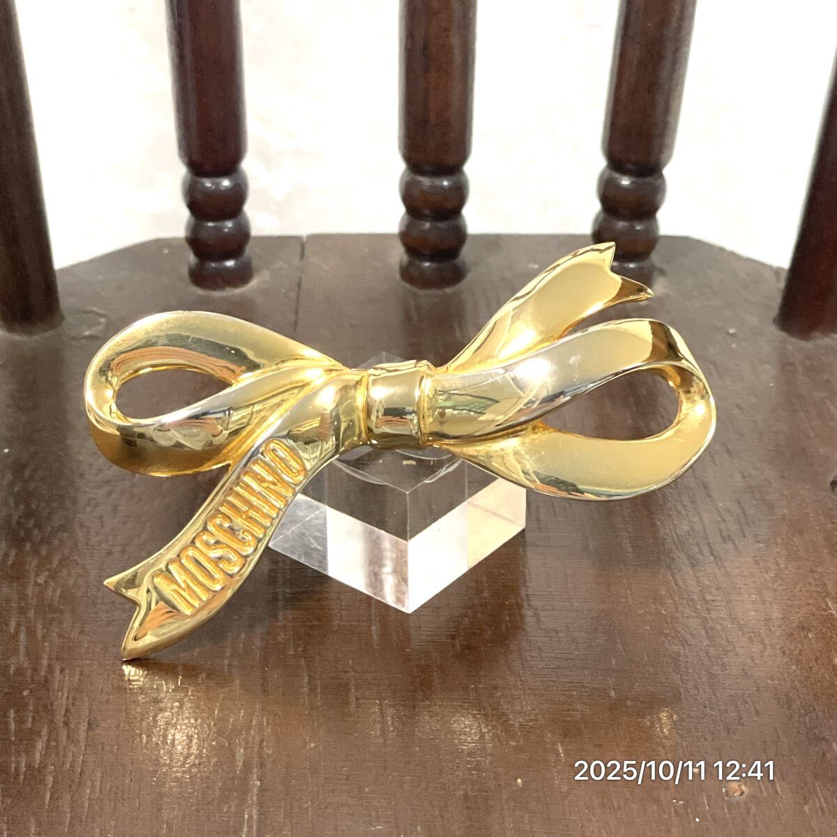 MOSCHINO モスキーノ リボンモチーフ ブランドロゴ ゴールドカラー ブローチ アクセサリー 装飾品 拍卖