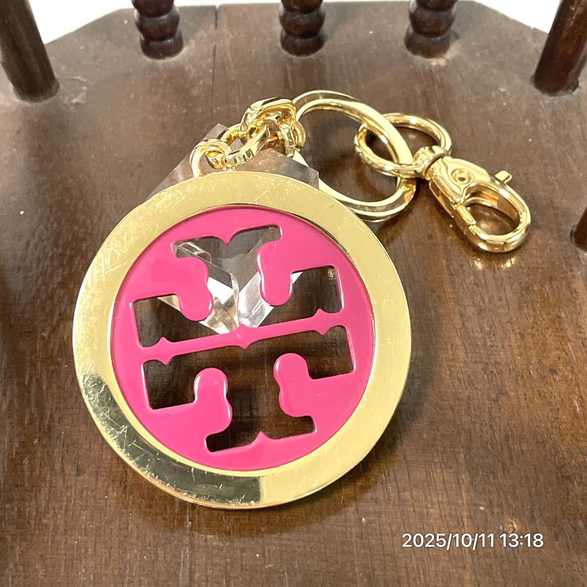 TORY BURCH トリバーチ ダブルT ゴールド× ピンク系カラー ビッグ キーホルダー キーリング チャーム アクセサリー 装飾品拍卖