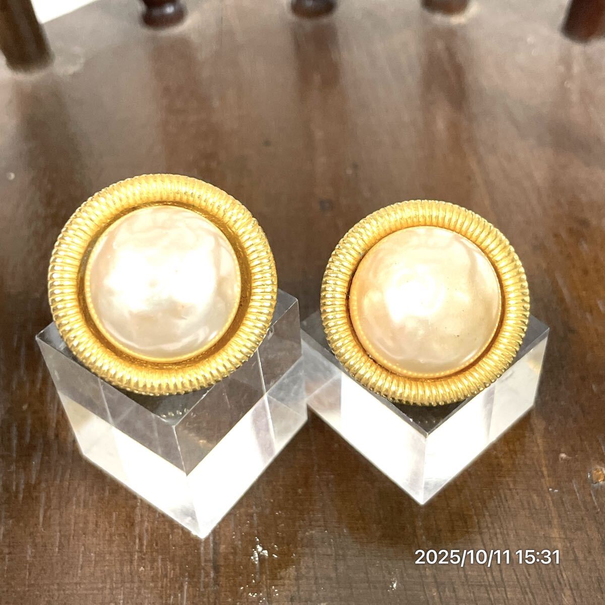 KARL LAGERFELD カールラガーフェルド サークル調 パール風 ゴールドカラーボディ 大ぶり イヤリング ピアス アクセサリー 装飾品拍卖