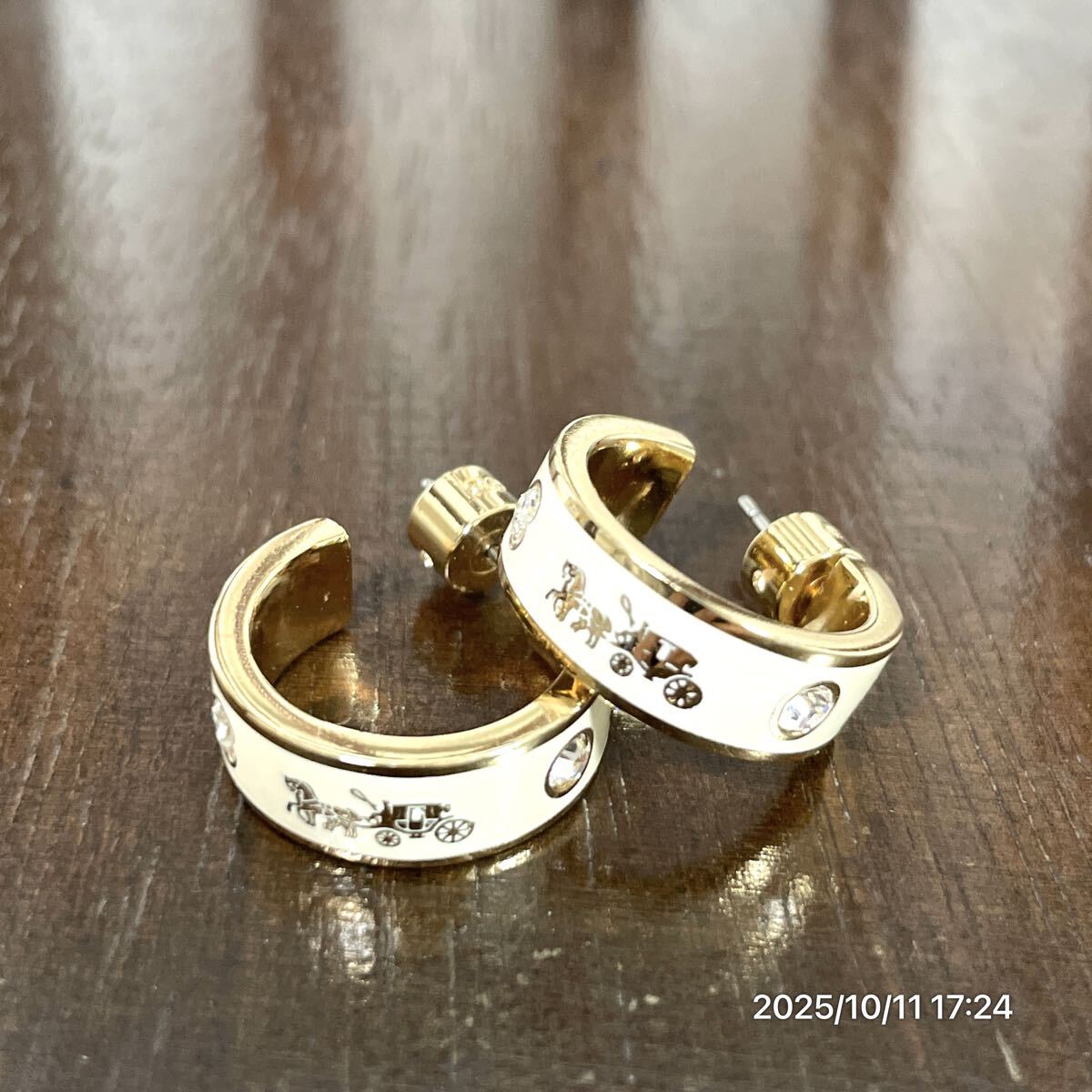 美品 COACH コーチ Cロゴ 馬車 ハート 花 ラインストーン ゴールド×クリーム系カラー ピアス イヤリング アクセサリー 装飾品拍卖