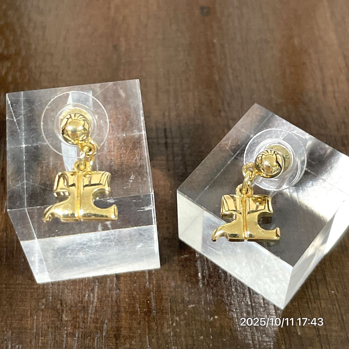 美品 Courrges クレージュ ブランドロゴ ゴールドカラー ワンポイント ピアス イヤリング アクセサリー 装飾品拍卖