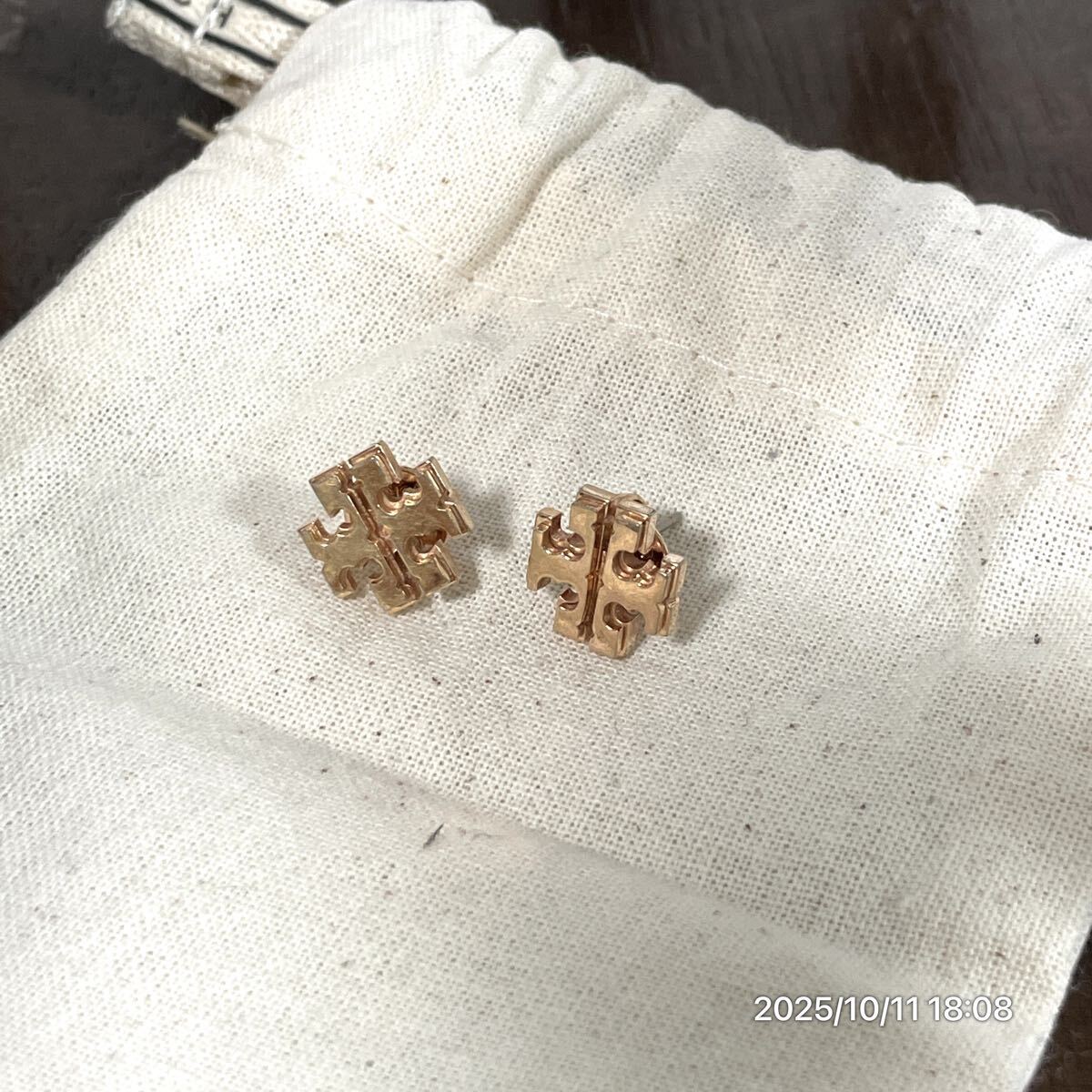 TORY BURCH トリバーチ トリーバーチ ダブルT ゴールドカラー系 ワンポイント ピアス イヤリングアクセサリー 装飾品 袋付き拍卖