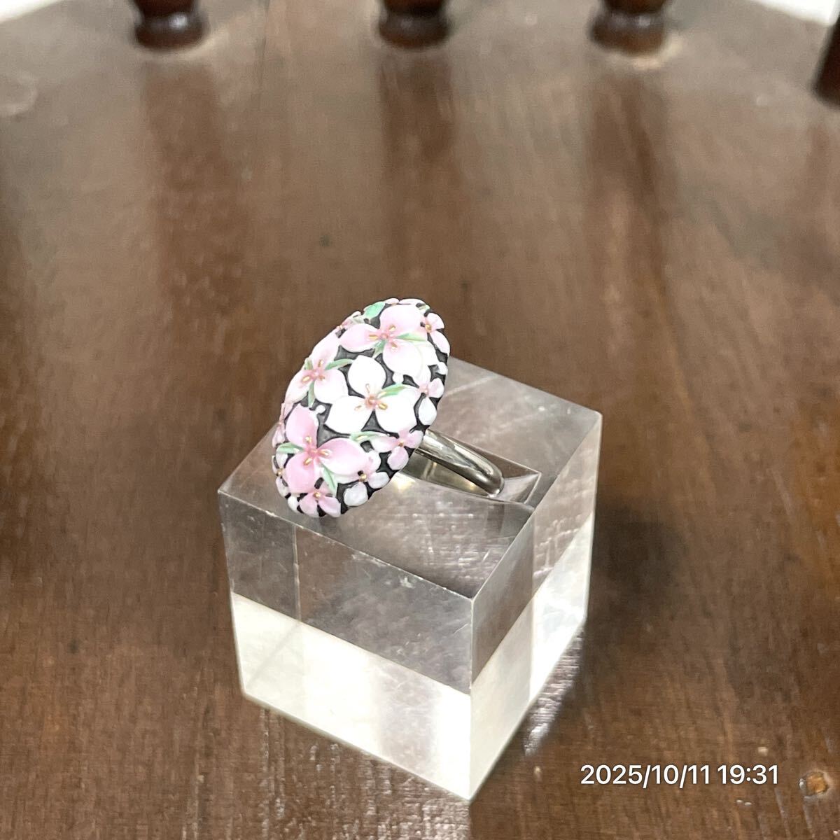 1000円〜 TOSHIKANE 俊兼 としかね お花 フラワーモチーフ シルバーカラーボディ 有田焼 陶器 リング 指輪 アクセサリー 装飾品拍卖
