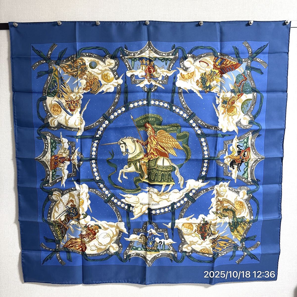 未使用 HERMES エルメス Cavaliers des Nuages 雲の騎兵 馬 総柄 カレ90 ブルー系カラー シルク100 スカーフ ファッション 小物拍卖
