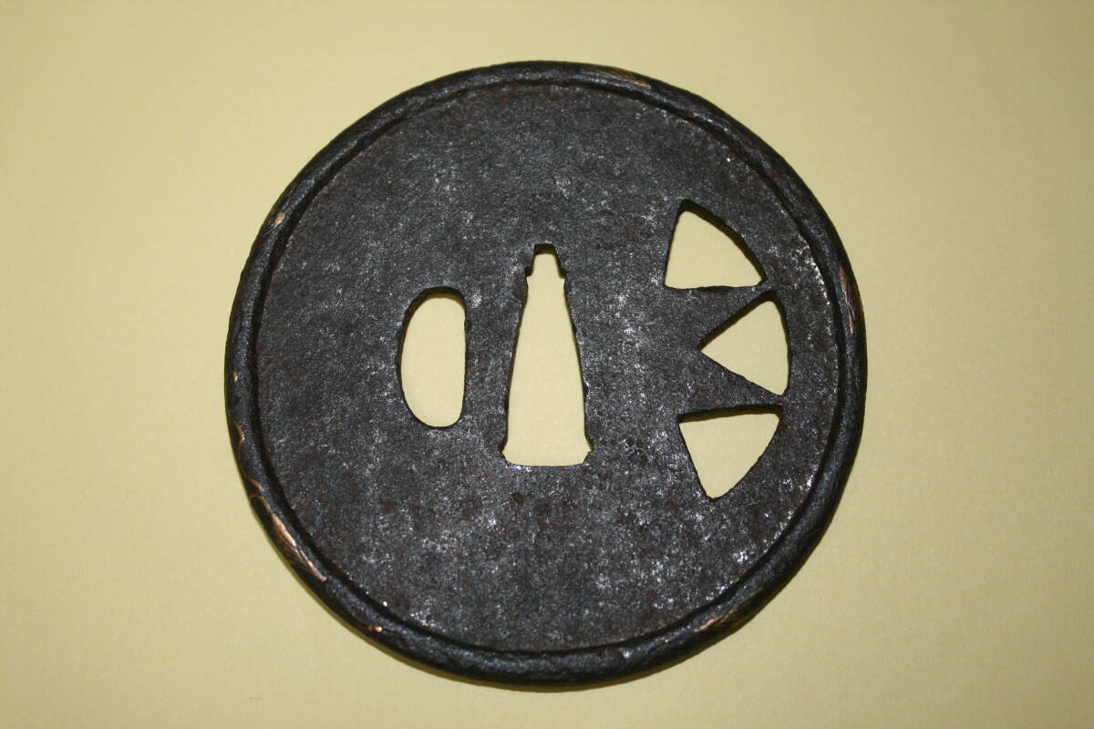 ▽美▽ ★ 優品 ★ 甲冑師鍔 鉄地丸形 軍扇透かし 真鍮象嵌 無銘 (ク)☆ 時代物 室町 刀 脇差 刀匠鍔 はばき【売切れ御免 / 遺品整理 】拍卖