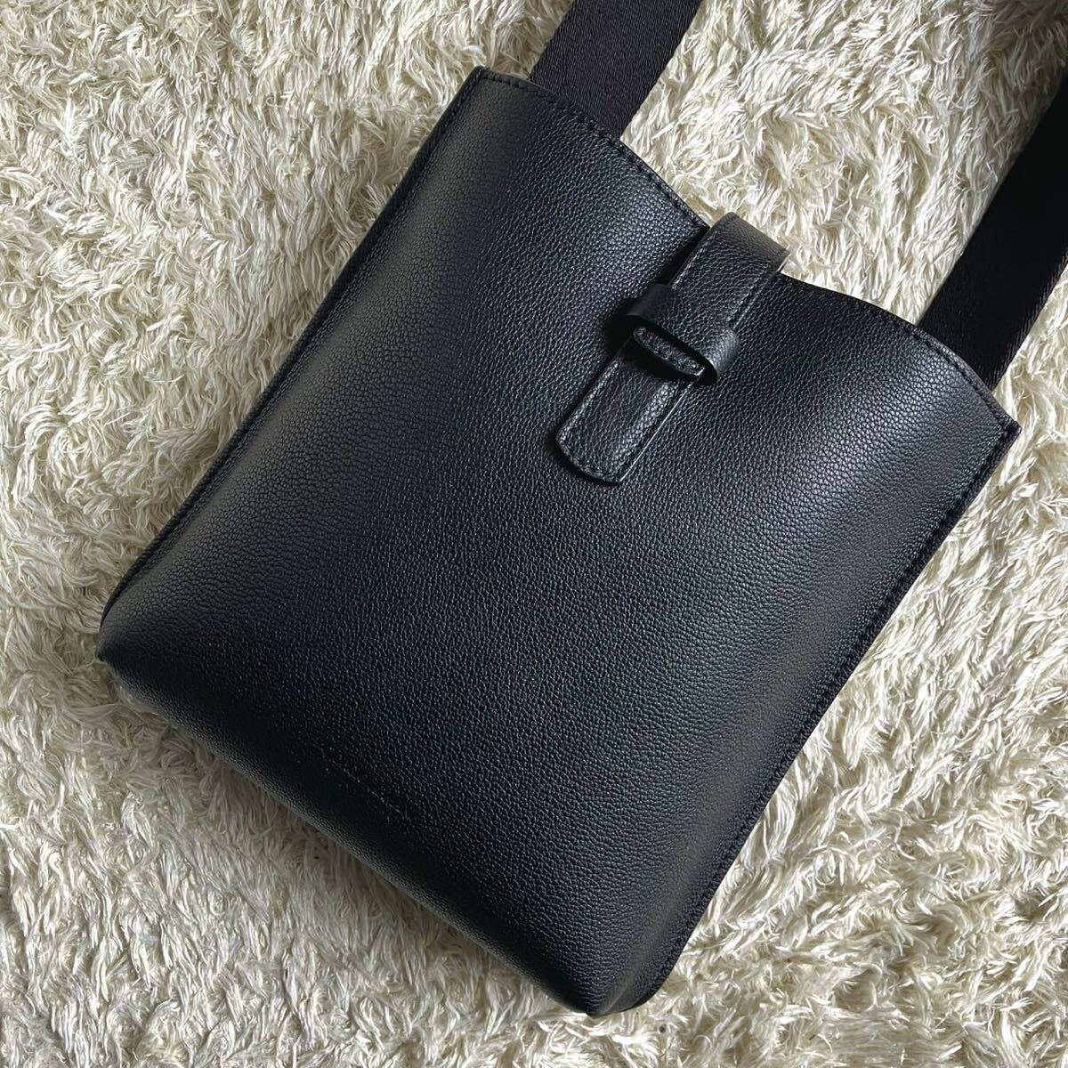 【近年モデル! 極美品!】GIORGIO ARMANI ジョルジオアルマーニ ショルダーバッグ ボディバック サコッシュ ロゴ ビジネス メンズ ブラック拍卖