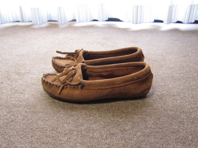 使用少ないキレイ MINNE TONKA ミネトンカ スエードシューズ 茶色 サイズ5.5/22.5cm拍卖